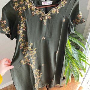 Dressy Dale Embroidered Ivy Short Sleeve Tunic - Small